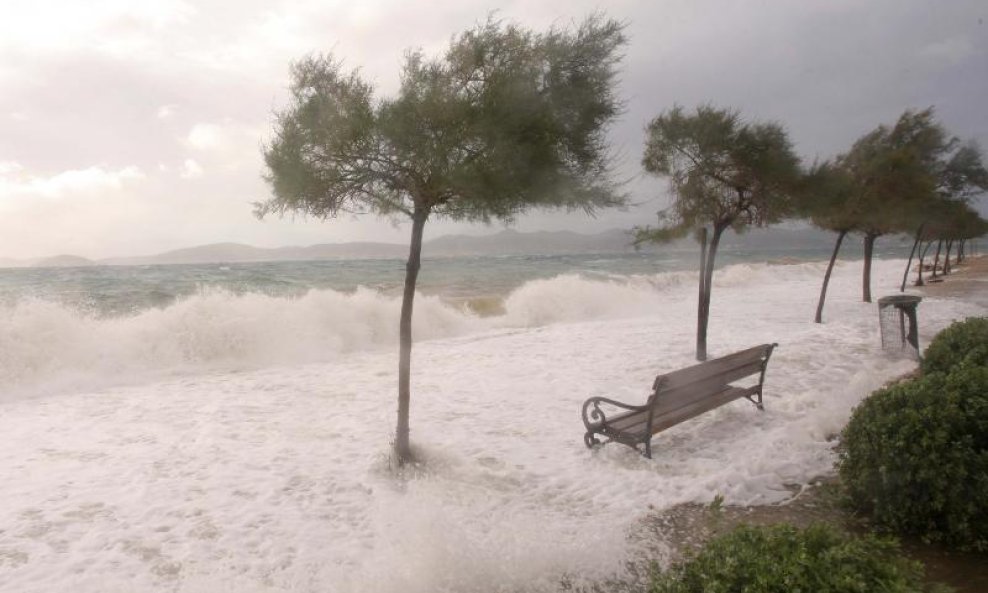  Zadar - Olujno jugo popraćeno jakom kišom i visokom plimom (1)