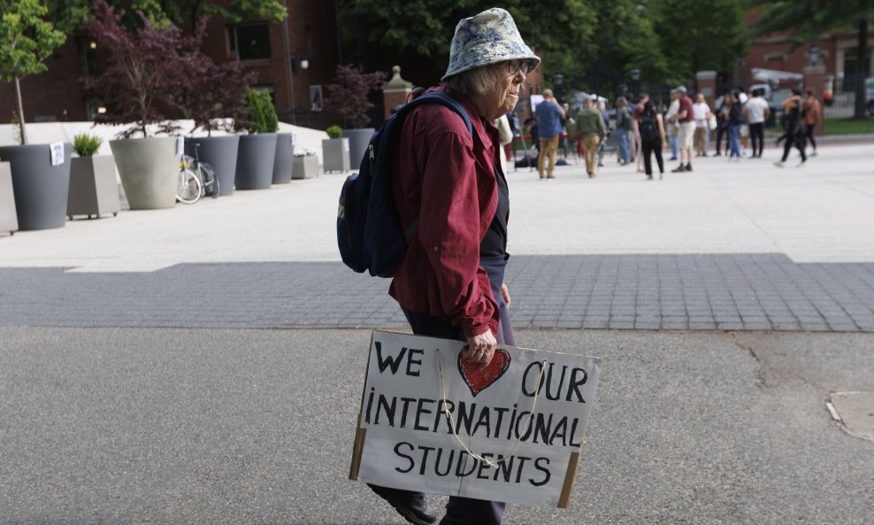 Natpis zbog Trumpovog napada na Harvard