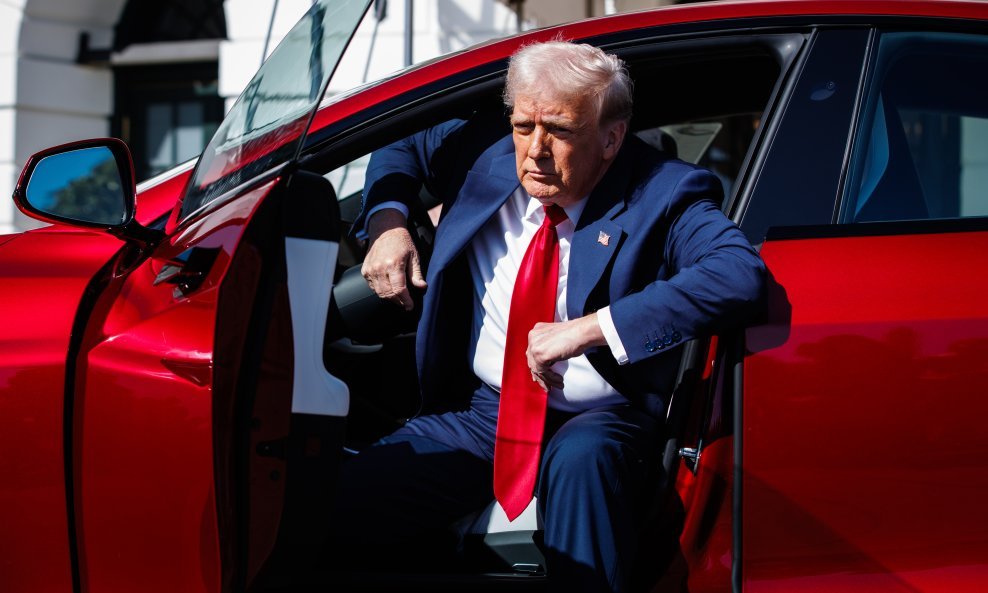 Trump je auto Teslu kupio u ožujku