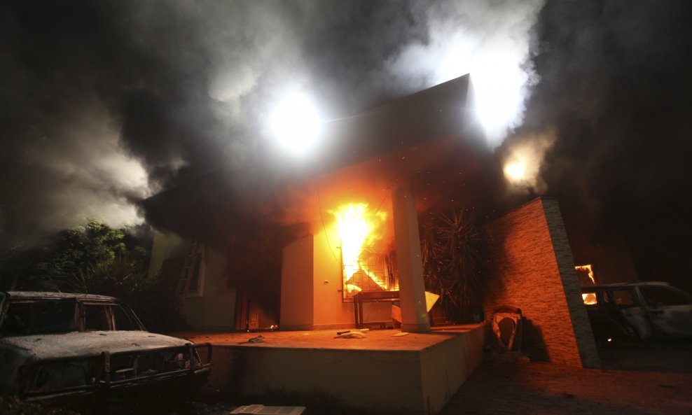 Konzulat SAD-a u Bengaziju gori