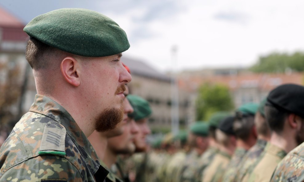 Iako je vojna obveza u Njemačkoj zakonski i dalje na snazi, u praksi je suspendirana 2011. godine