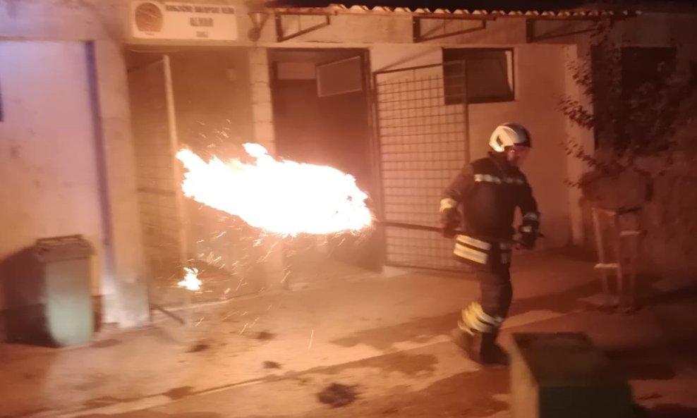 Požar na hipodromu u Sinju