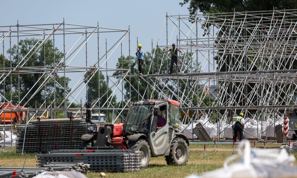Postavljanje pozornice za koncert Marka Perkovića Thompsona na zagrebačkom Hipodromu.