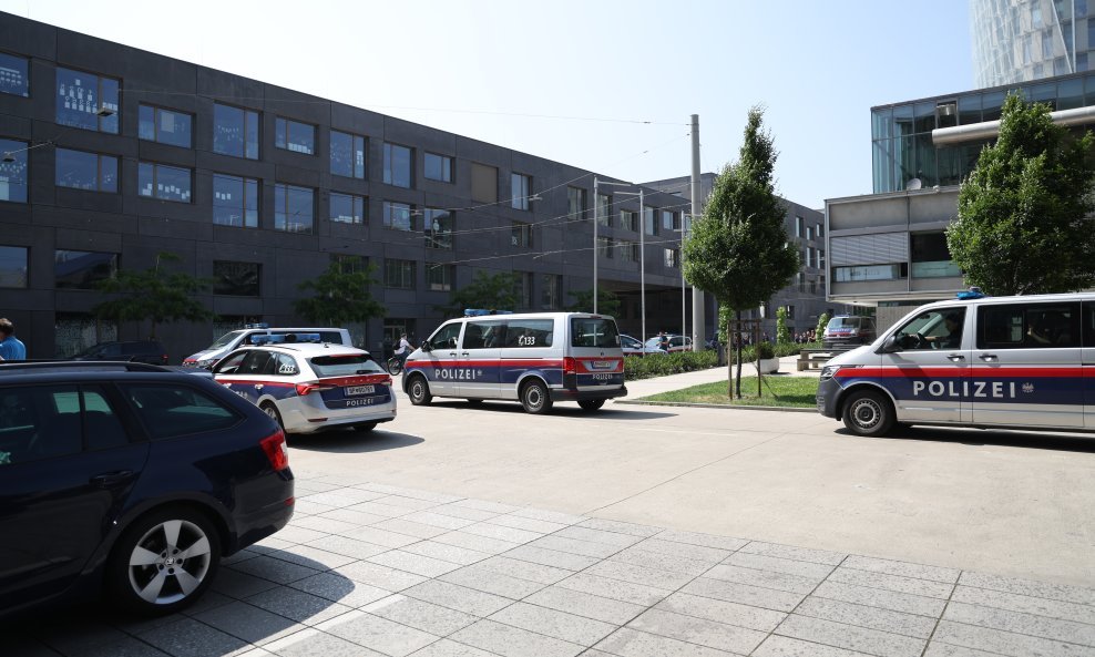Pucnjava ispred škole u Grazu