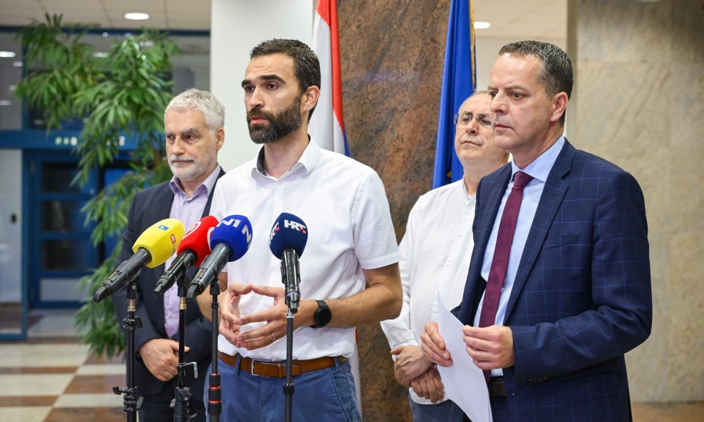 Matija Kroflin i ostali čelnici sindikata nakon dogovora s državnim tajnikom Stipom Mamićem