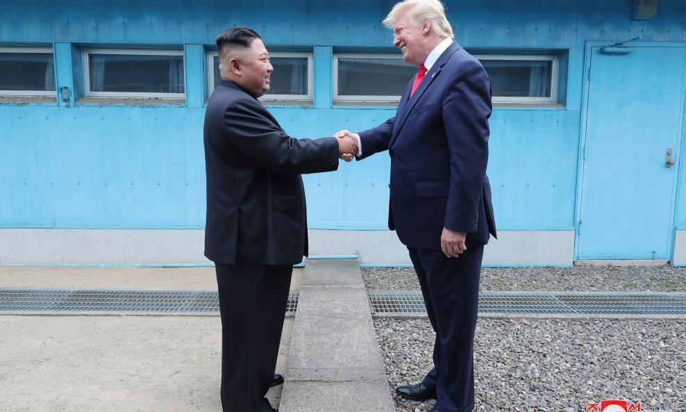 Kim Jong-un i Donald Trump 2019. u demilitariziranoj zoni dvaju Koreja