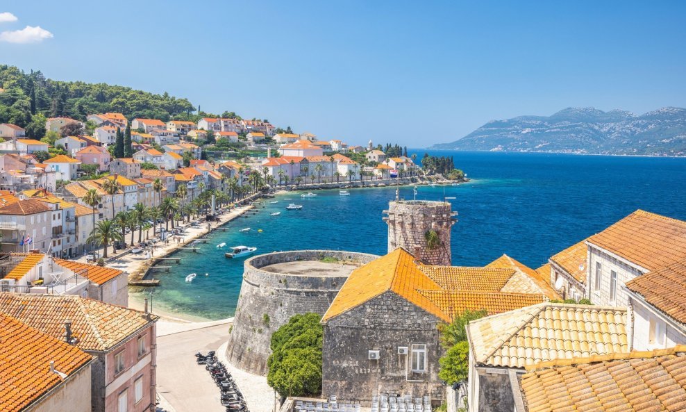 Korčula nudi jednako zadivljujuću arhitekturu, krajolik, prekrasne plaže i kulturna iskustva, ali s manje gužve