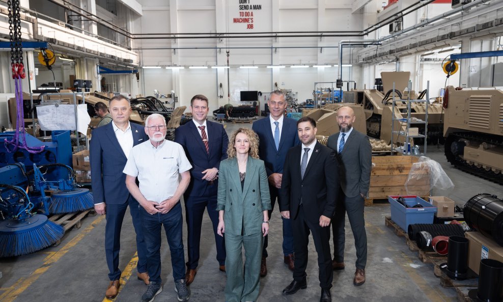 Prvi red: Vjekoslav Majetić, Ana Majetić Pešić, Gordan Pešić. Drugi red: Marijo Grgurinović, Luka Petro; Ante Bakić; Davor Petek