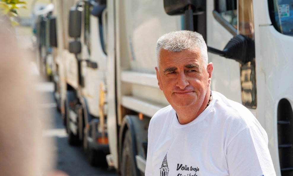Miro Bulj s kamionima smeća ispred zgrade Splitsko-dalmatinske županije