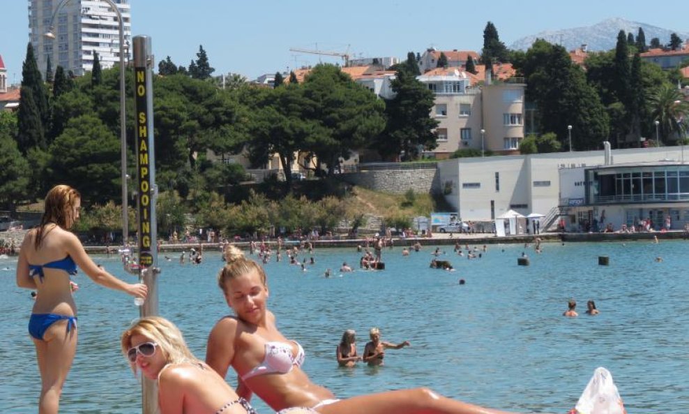 Građani osvježenje od vrućine traže na plažama