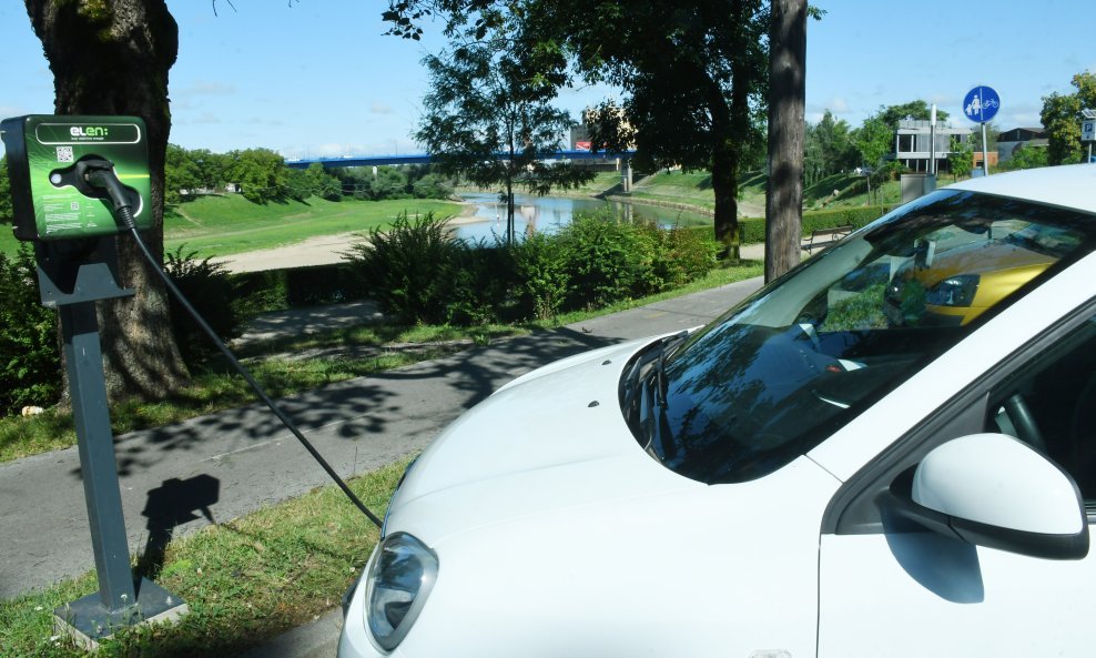 Električni automobil