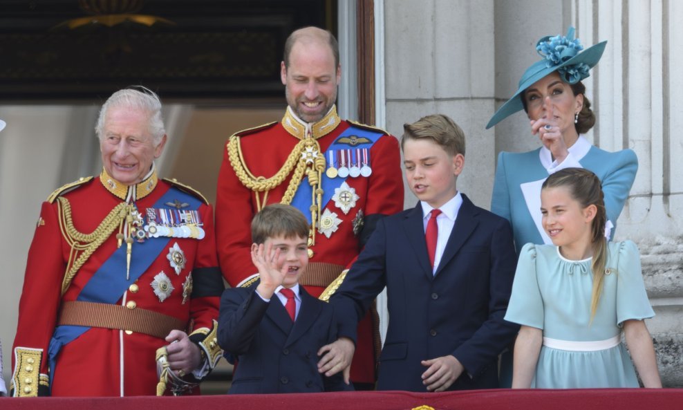 Kralj Charles III, princ William, princ Louis, princ George, Kate Middleton i princeza Charlotte