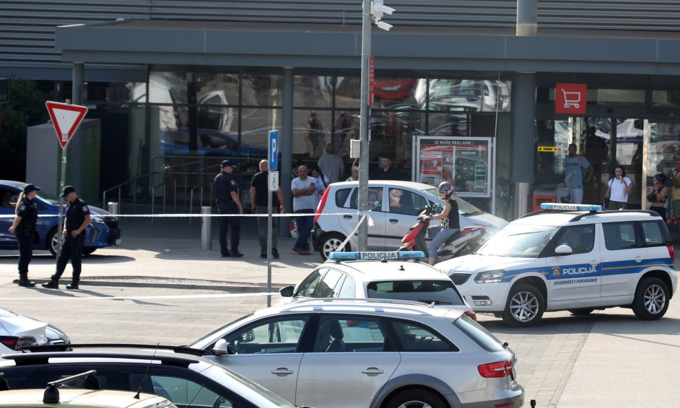 Šibenik: Policijski očevid na mjestu gdje je došlo do pucnja vatrenim oružjem u službenom vozilu