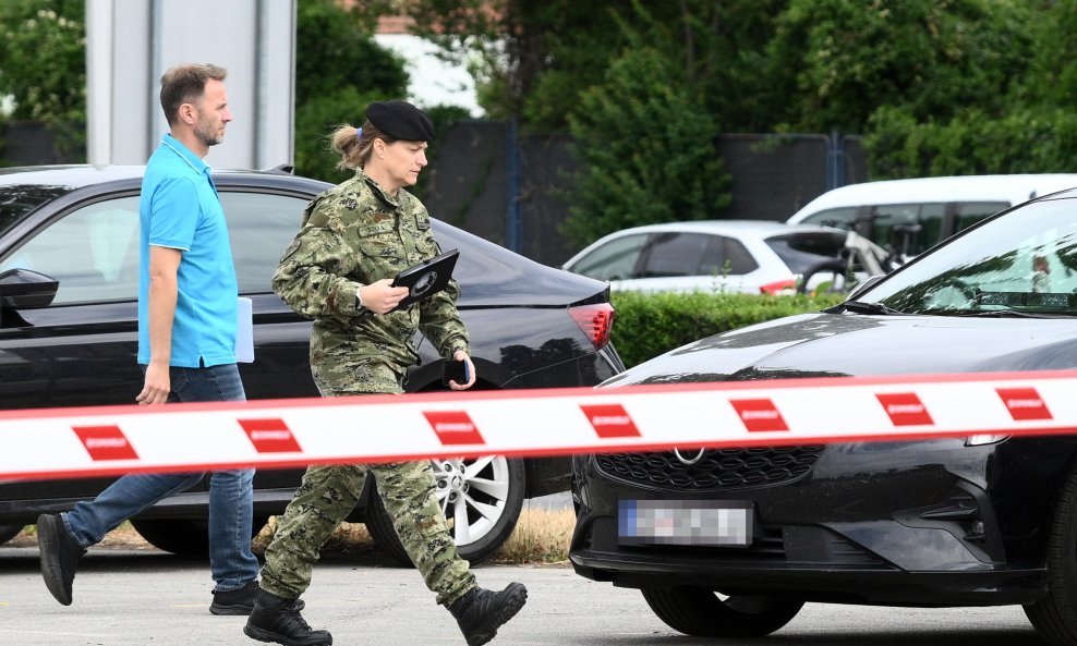 Istražitelji vojne policije ispred MUP-a u Heinzelovoj ulici