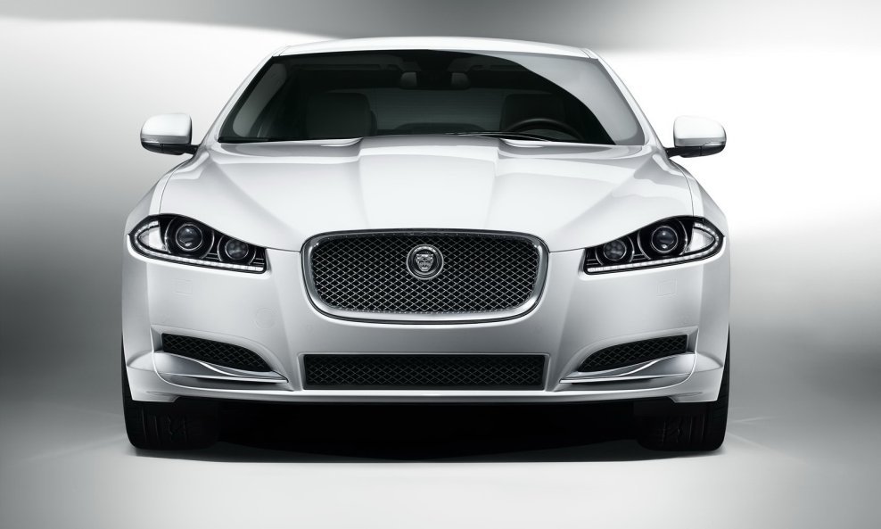 2012-Jaguar-XF-XFR-10