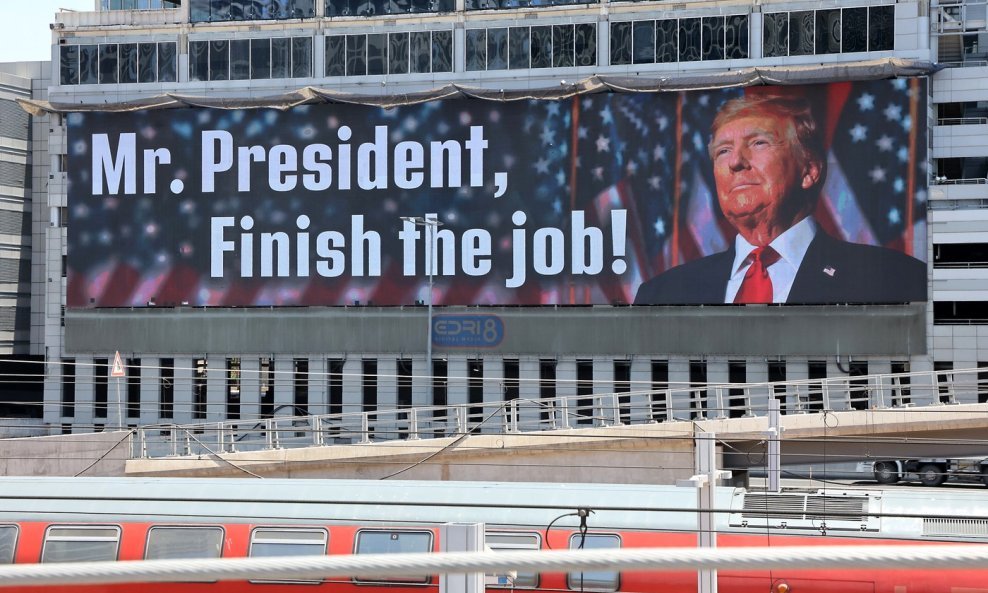 Pano u Tel Avivu kojim Izraelci pozivaju Trumpa na akciju