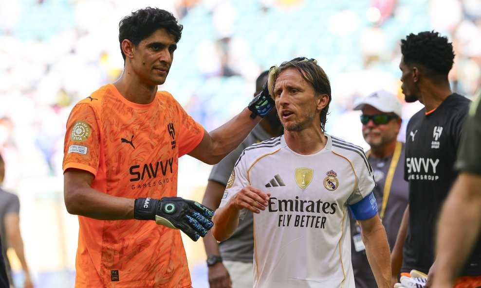 Yassine Bounou i Luka Modrić