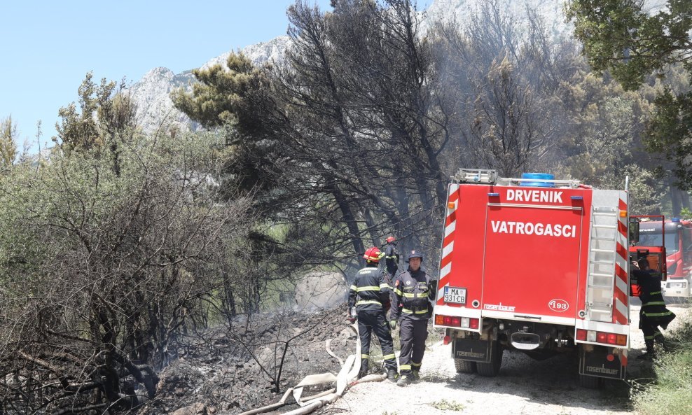 Vatrogasci su stavili pod kontrolu požar u okolici Makarske