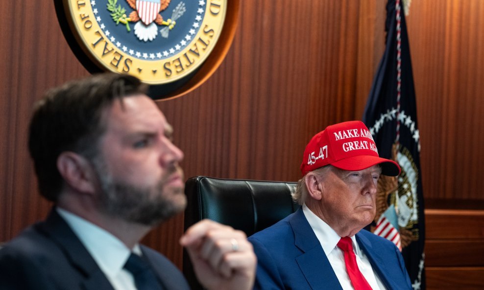 J.D. Vance i Donald Trump u tzv. Sobi za krizne situacije