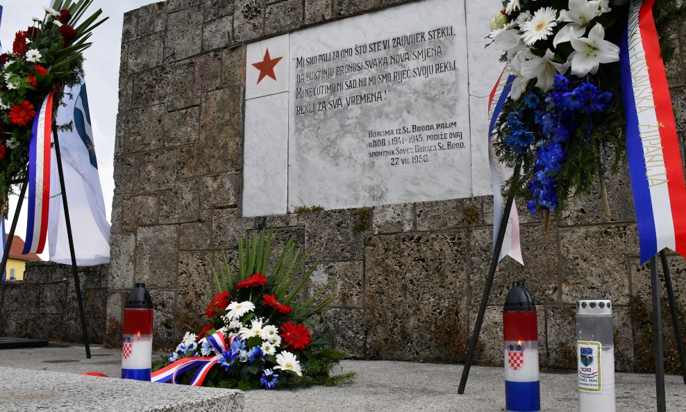 Slavonski Brod: Na Gradskom groblju položeni vijenci povodom Dana antifašističke borbe