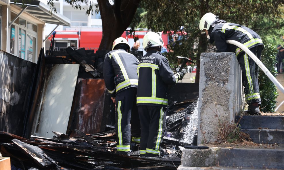 Šibenik: Požar na Baldekinu, gorio odbačeni namještaj