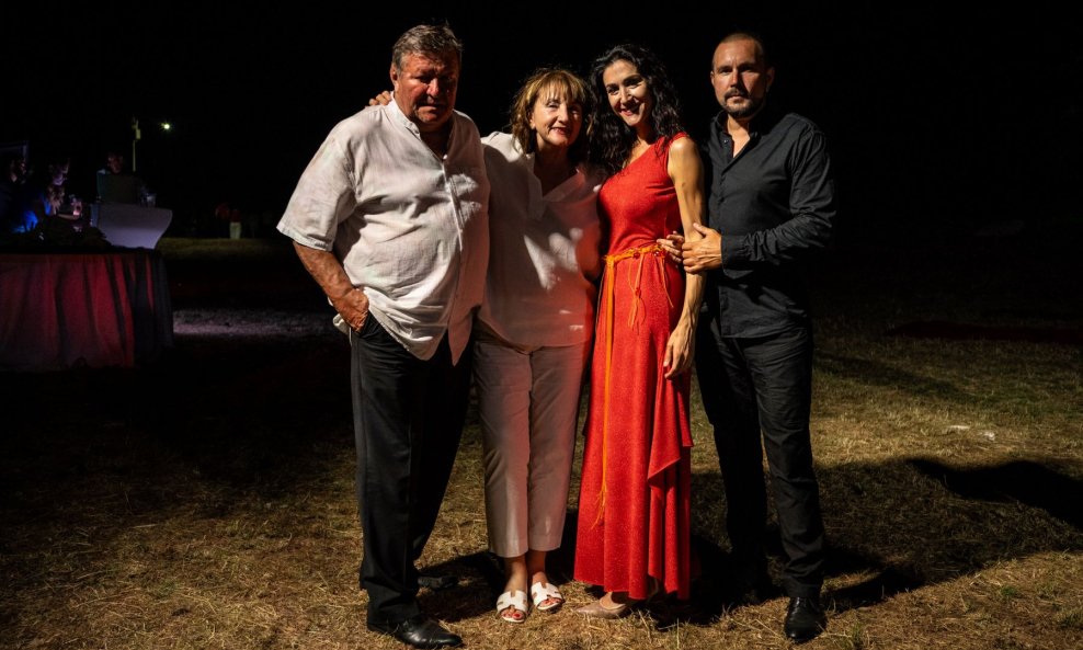 Ana Rucner s roditeljima i bratom