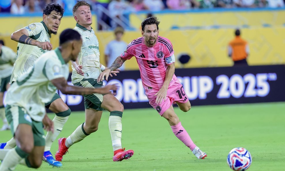 Lionel Messi (desno)