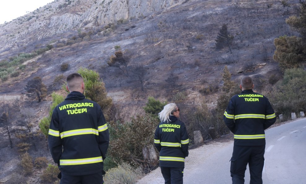 Vatrogasci na požarištu kod Omiša