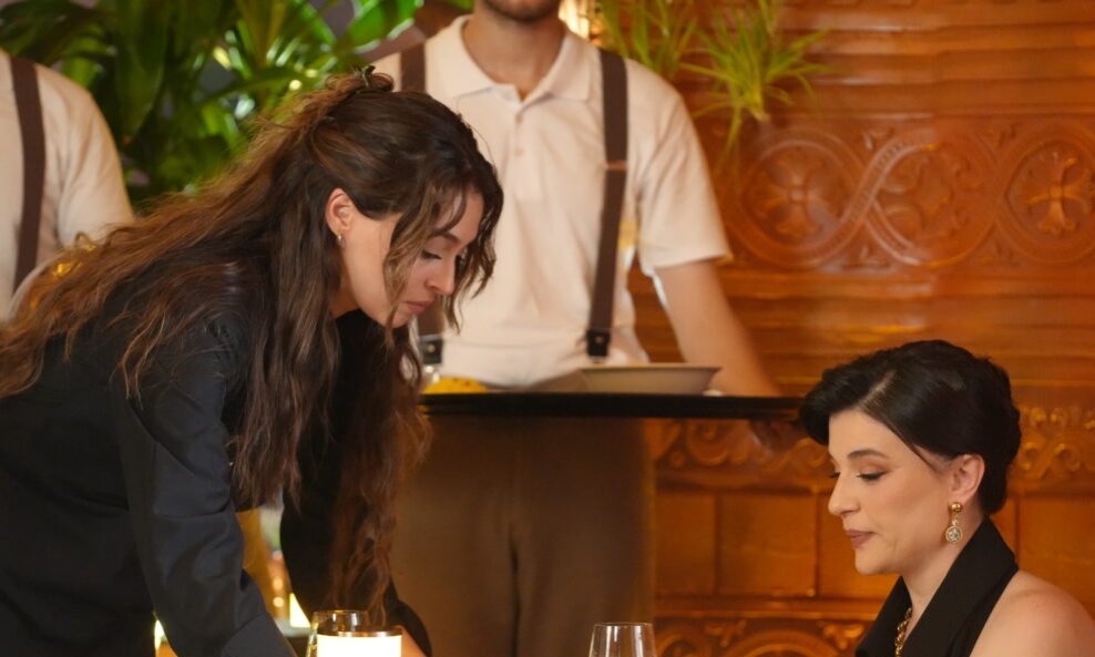 Cemre Baysel i Gonca Vuslateri kao Leyla i Nur u seriji 'Leyla'