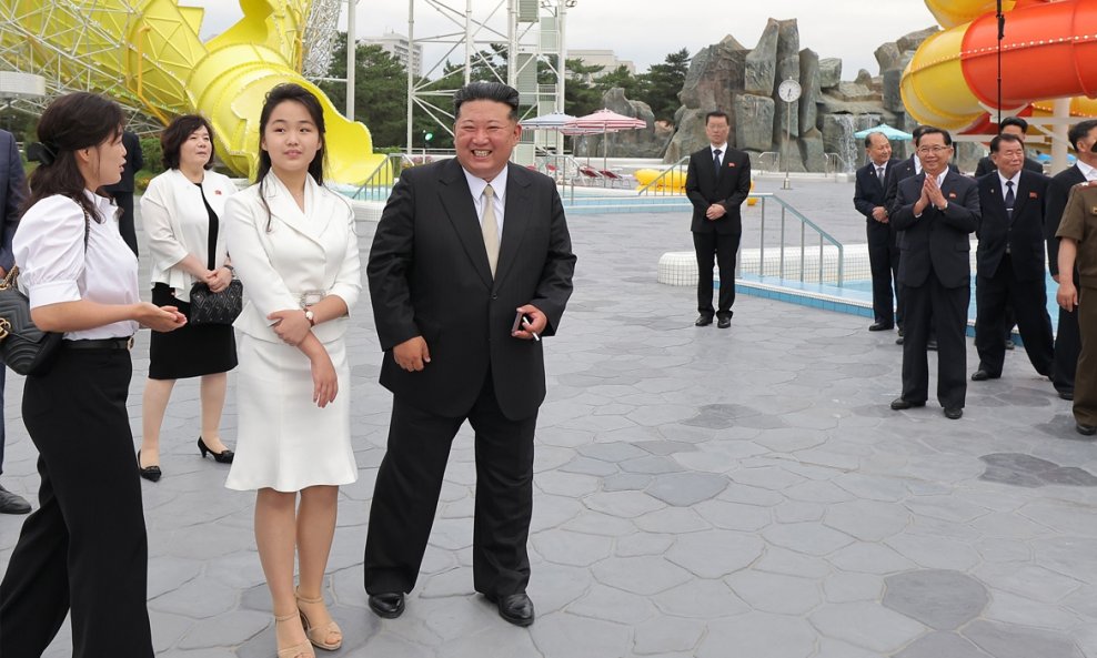 Kim Jong-un s članovima obitelji, suprugom i kćeri