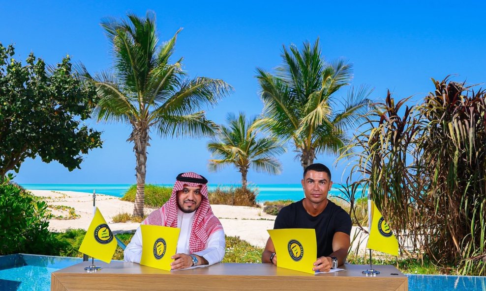 Cristiano Ronaldo na potpisu ugovora s Al Nassrom