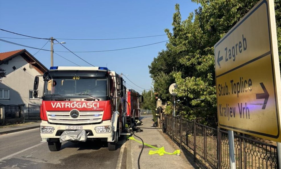 Vatrogasci DVD Bistra na intervenciji zbog požara kuće