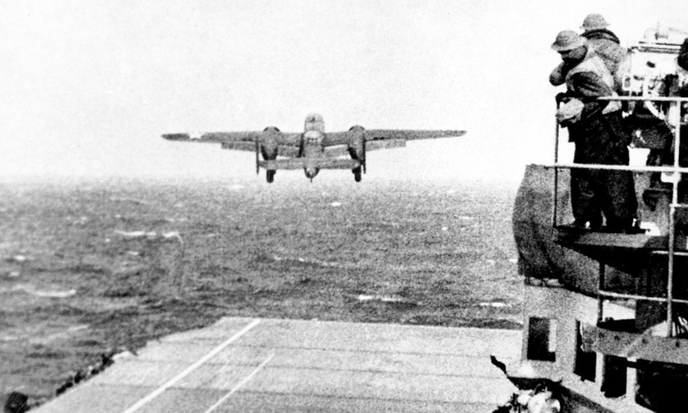 Bombarder B-25 polijeće s USS Horneta prema Japanu