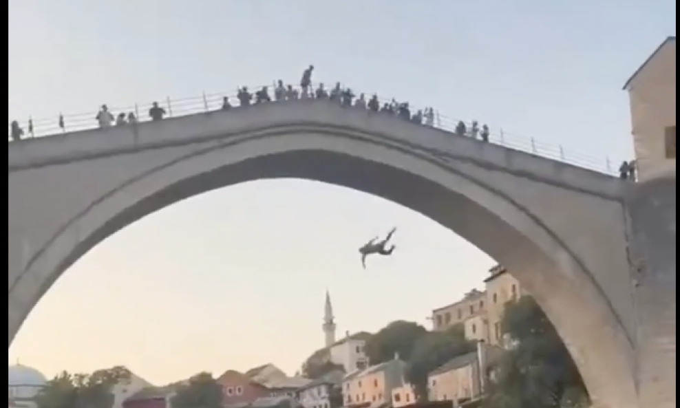 Skok Švicarca sa Starog mosta u Mostaru