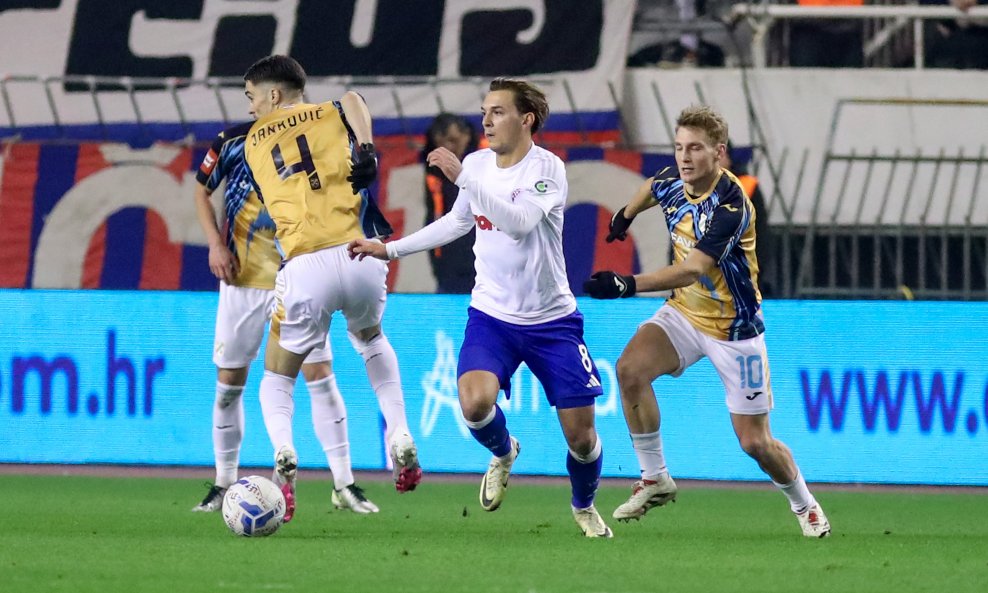 Niko Sigur okružen igračima Rijeke