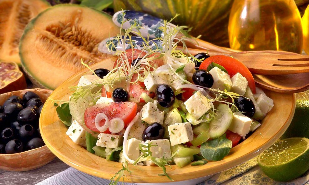 Malo rajčice, feta sira, maslina... I fina ljetna salata gotova je u tren oka