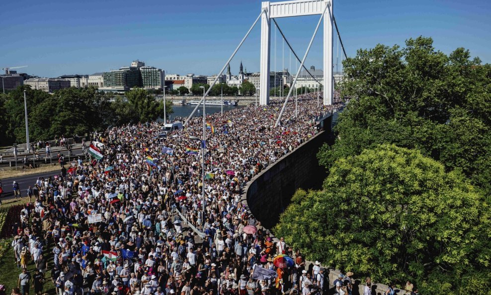 Stotine tisuća ljudi na budimpeštanskom Prideu