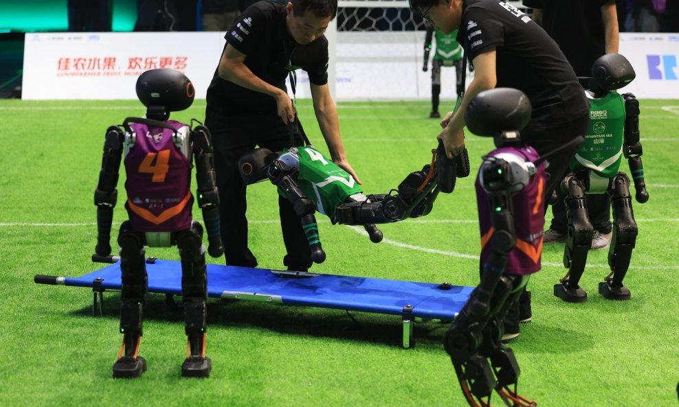 Humanoidni roboti igraju nogomet