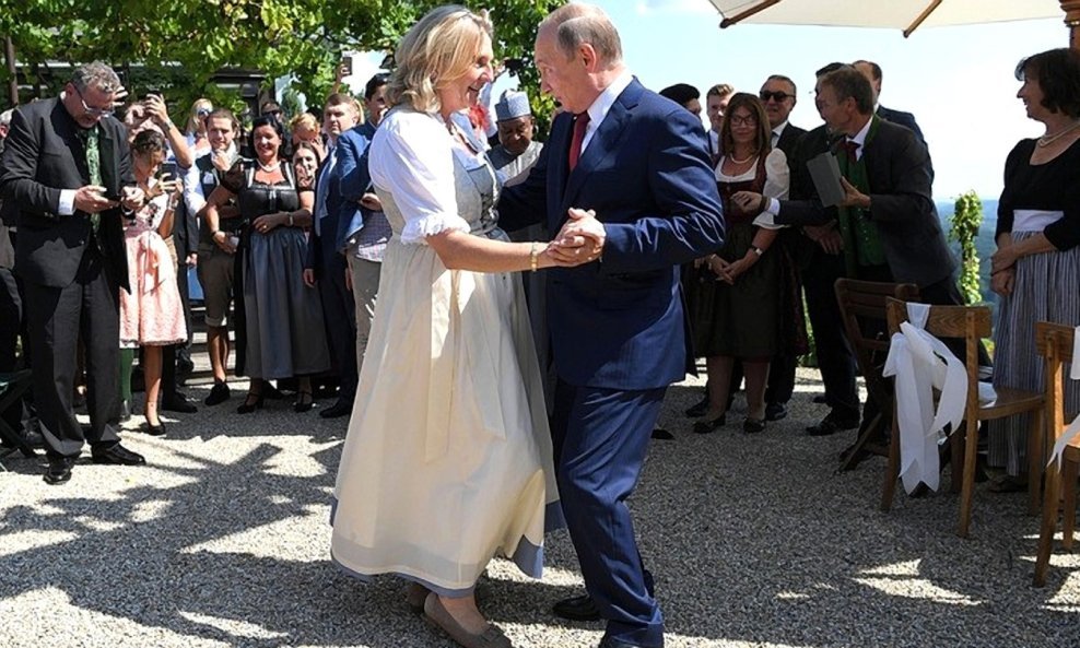 Karin Kneissl i Vladimir Putin plešu na njezinu vjenčanju 2018.