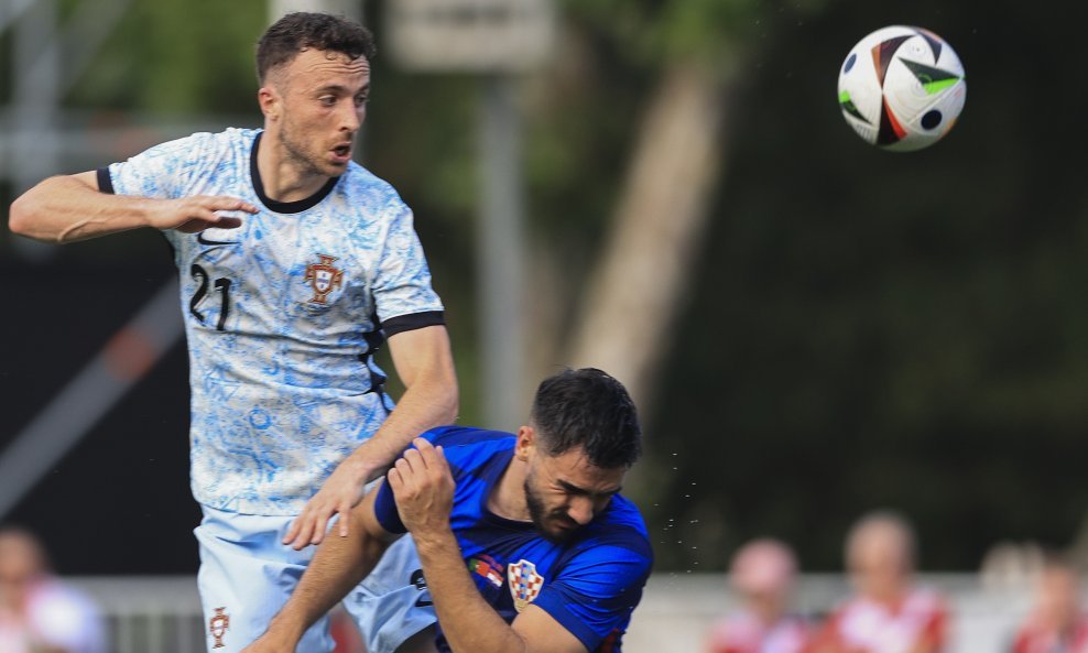 Diogo Jota vs. Josip Šutalo