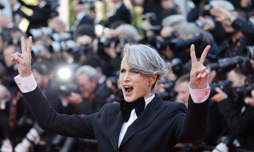 Andie MacDowell se ponosi svojom sijedom kosom