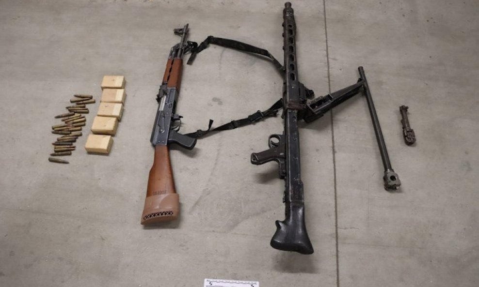 Zagrebačka policija pronašla arsenal oružja u autu i garaži 43-godišnjaka