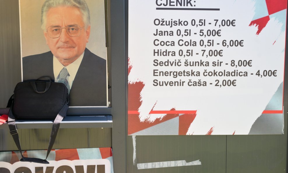 Slika Franje Tuđmana krasi štand kreativnog poduzetnika