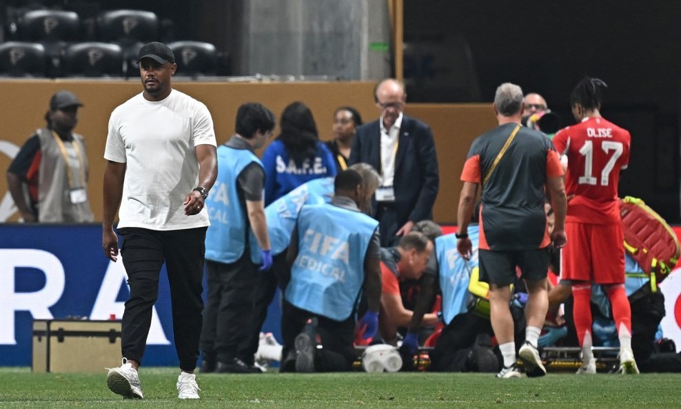 Vincent Kompany (lijevo) nakon što je Musiala ozlijeđen ostao ležati na travnjaku