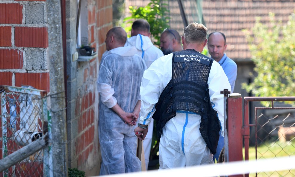 Policijski očevid na mjestu ubojstva u Pleškovcu