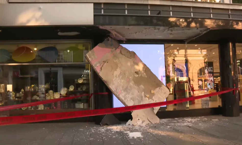 Pad dijela nadstrešnice u Beogradu