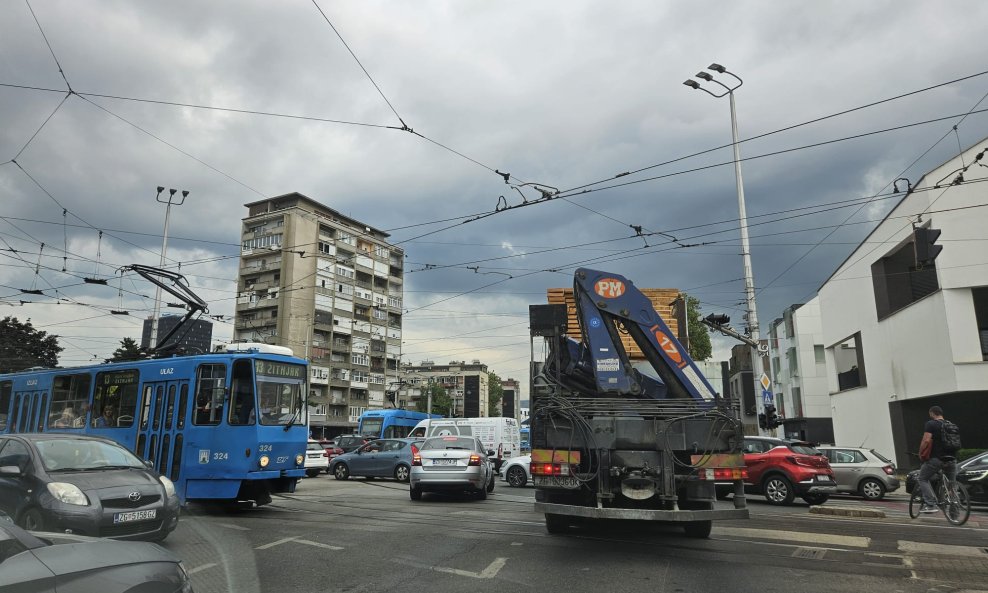 Zbog pokvarenog semafora nastao je prometni kaos u Zagrebu