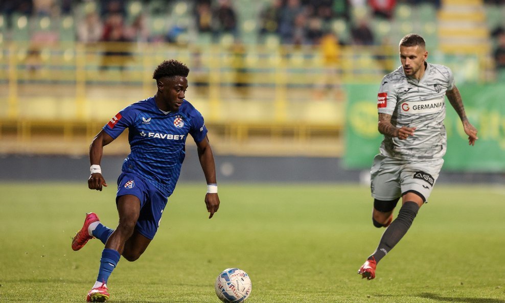 Nathanael Mbuku (lijevo)