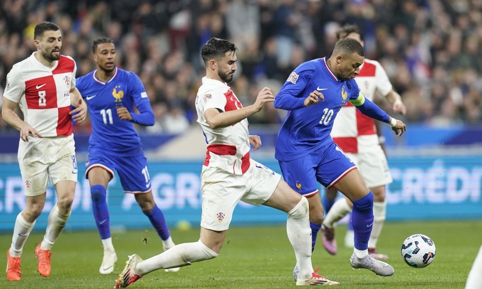 Josip Šutalo vs. Kylian Mbappe