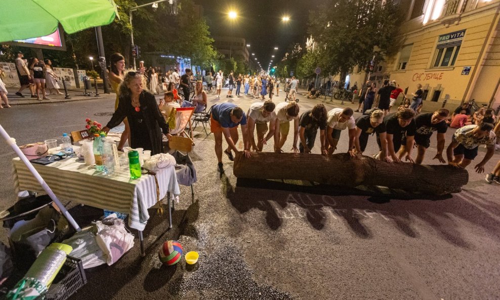 Građani su u Zemunu postavili balvane i barikade